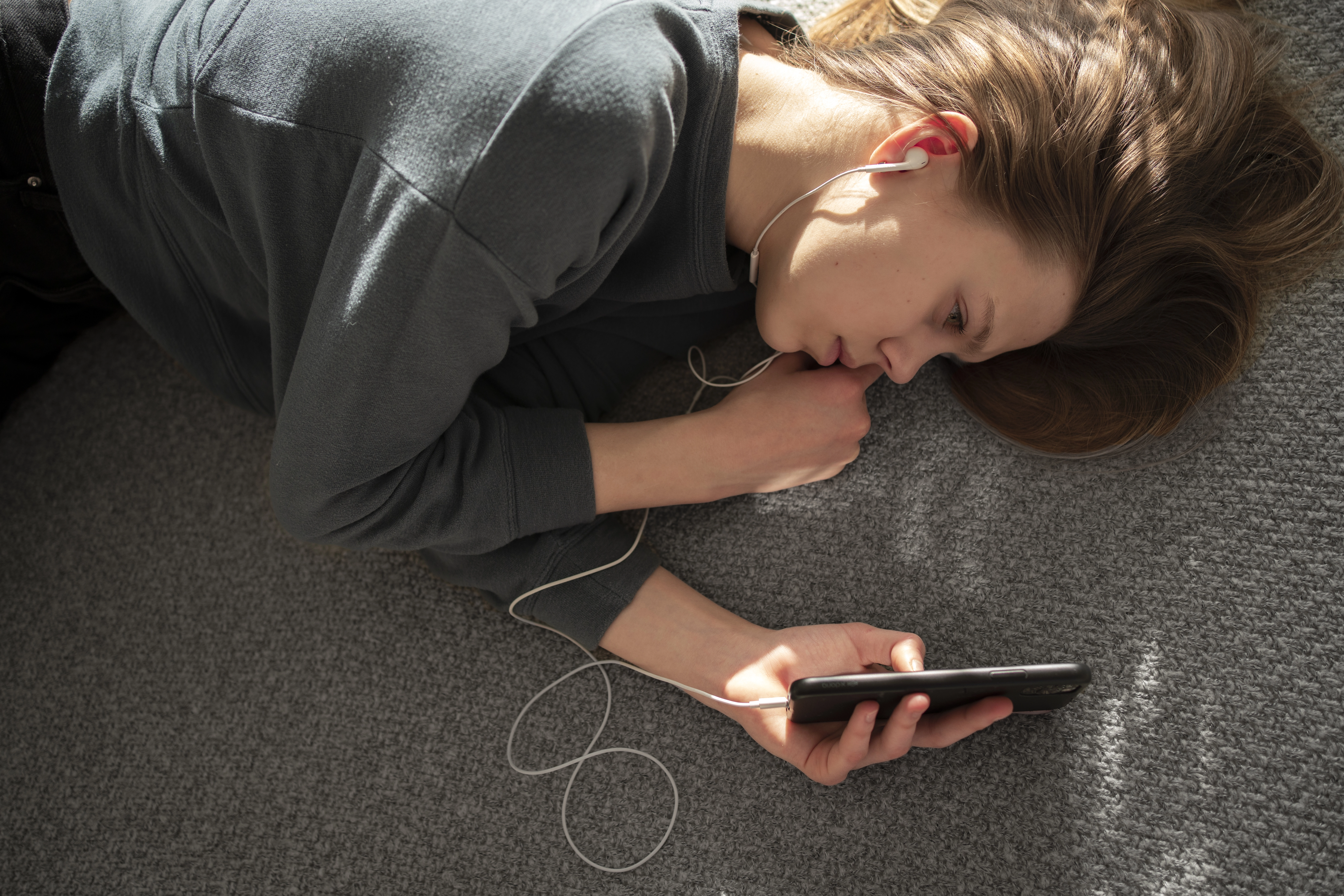 Scrolling Is Not Rest: Why Your Brain Feels Exhausted After a "Break"
